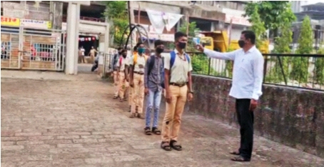 The number of schools decreased; But the attendance of students increased! | शाळांची संख्या घटली; मात्र विद्यार्थ्यांची उपस्थिती वाढली! The number of schools decreased; But the attendance of students increased! | शाळांची संख्या घटली; मात्र विद्यार्थ्यांची उपस्थिती वाढली!