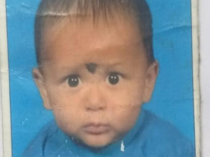 child found dead under his father's rickshaw, slowly in the village of kolhapur | वडिलांच्या रिक्षाखाली सापडून चिमुकला ठार, गावात हळहळ child found dead under his father's rickshaw, slowly in the village of kolhapur | वडिलांच्या रिक्षाखाली सापडून चिमुकला ठार, गावात हळहळ