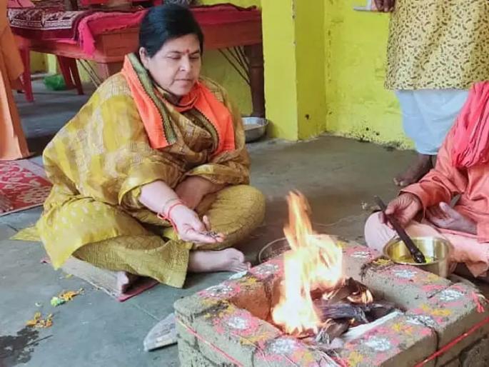 Coronavirus BJP Minister usha thakur said third wave of corona not come by performing a yagya | Coronavirus: “कोरोनाची तिसरी लाट रोखायची असेल तर १०, ११, १२ आणि १३ या तारखांना सकाळी १० वाजता यज्ञ करावा” Coronavirus BJP Minister usha thakur said third wave of corona not come by performing a yagya | Coronavirus: “कोरोनाची तिसरी लाट रोखायची असेल तर १०, ११, १२ आणि १३ या तारखांना सकाळी १० वाजता यज्ञ करावा”