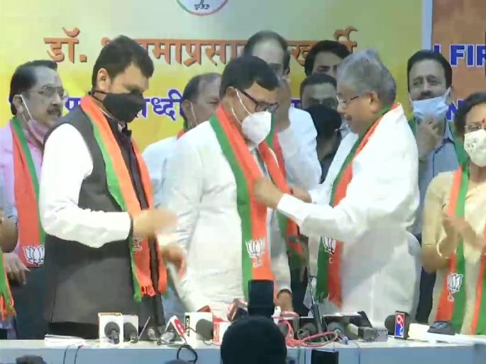 Former Congress Minister Kripashankar Singh joins Bhartiya Janata Party in Mumbai | देवेंद्र फडणवीसांच्या उपस्थितीत माजी मंत्र्याचा भाजपात प्रवेश; BMC निवडणुकीपूर्वी काँग्रेसला धक्का Former Congress Minister Kripashankar Singh joins Bhartiya Janata Party in Mumbai | देवेंद्र फडणवीसांच्या उपस्थितीत माजी मंत्र्याचा भाजपात प्रवेश; BMC निवडणुकीपूर्वी काँग्रेसला धक्का