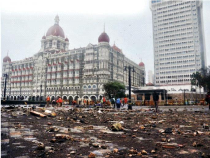 Tauktae Cyclone: Hurricane hits Gateway of India area; Two basalt stones were broken and thrown away | Tauktae Cyclone: चक्रीवादळामुळे गेट वे ऑफ इंडिया परिसराला फटका; दोन बेसॉल्ट दगड तुटून दूरपर्यंत फेकले गेले Tauktae Cyclone: Hurricane hits Gateway of India area; Two basalt stones were broken and thrown away | Tauktae Cyclone: चक्रीवादळामुळे गेट वे ऑफ इंडिया परिसराला फटका; दोन बेसॉल्ट दगड तुटून दूरपर्यंत फेकले गेले