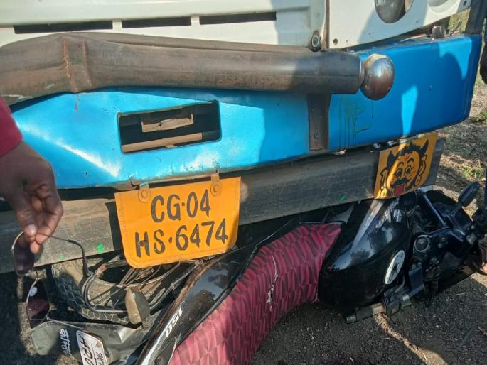 Two cyclists were killed on the spot in an unidentified vehicle collision | अज्ञात वाहनाच्या धडकेत दोघे दुचाकीस्वार जागीच ठार Two cyclists were killed on the spot in an unidentified vehicle collision | अज्ञात वाहनाच्या धडकेत दोघे दुचाकीस्वार जागीच ठार