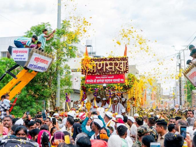 in solapur ashadhi wari 4 lakh varkari walk with the palkhi of saint shrestha dnyaneshwar maharaj | आषाढी वारी; संतश्रेष्ठ ज्ञानेश्वर महाराजांच्या पालखीसोबत पायी चालतात ४ लाख वारकरी in solapur ashadhi wari 4 lakh varkari walk with the palkhi of saint shrestha dnyaneshwar maharaj | आषाढी वारी; संतश्रेष्ठ ज्ञानेश्वर महाराजांच्या पालखीसोबत पायी चालतात ४ लाख वारकरी