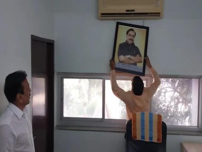 Eknath Khadse photo was deleted from the cabin; MLA Mangesh Chavan took charge of Dudh Sangh | ...अन् एकनाथ खडसेंचा फोटो कॅबिनमधून हटवला; आमदार मंगेश चव्हाण यांनी दूधसंघाचा पदभार स्वीकारला Eknath Khadse photo was deleted from the cabin; MLA Mangesh Chavan took charge of Dudh Sangh | ...अन् एकनाथ खडसेंचा फोटो कॅबिनमधून हटवला; आमदार मंगेश चव्हाण यांनी दूधसंघाचा पदभार स्वीकारला