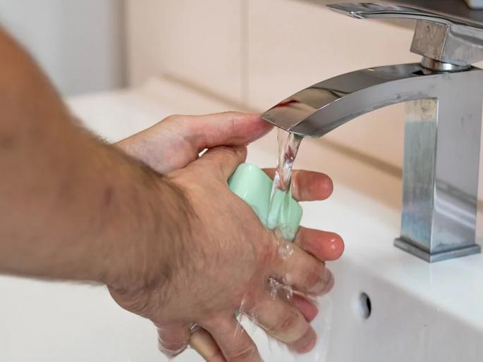 antibacterial soap and liquid not safe for health America FDA report | अँटीबॅक्टेरियल साबणामुळे हात धुवाल तर पडेल महागात! फायद्यांपेक्षाही जास्त आहेत तोटे antibacterial soap and liquid not safe for health America FDA report | अँटीबॅक्टेरियल साबणामुळे हात धुवाल तर पडेल महागात! फायद्यांपेक्षाही जास्त आहेत तोटे