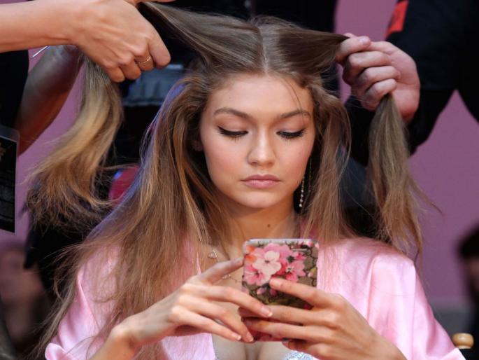 How many will fall into the abyss of social media? | सोशल मीडियाच्या खाईत किती जण कोसळणार? How many will fall into the abyss of social media? | सोशल मीडियाच्या खाईत किती जण कोसळणार?