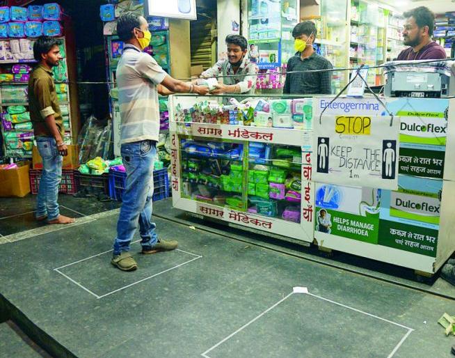 Awake Nagpurkar taking precautions: Social distancing in drugstores | जागृत नागपूरकर घेत आहेत खबरदारी : औषधी दुकानात सोशल डिस्टन्सिंग Awake Nagpurkar taking precautions: Social distancing in drugstores | जागृत नागपूरकर घेत आहेत खबरदारी : औषधी दुकानात सोशल डिस्टन्सिंग