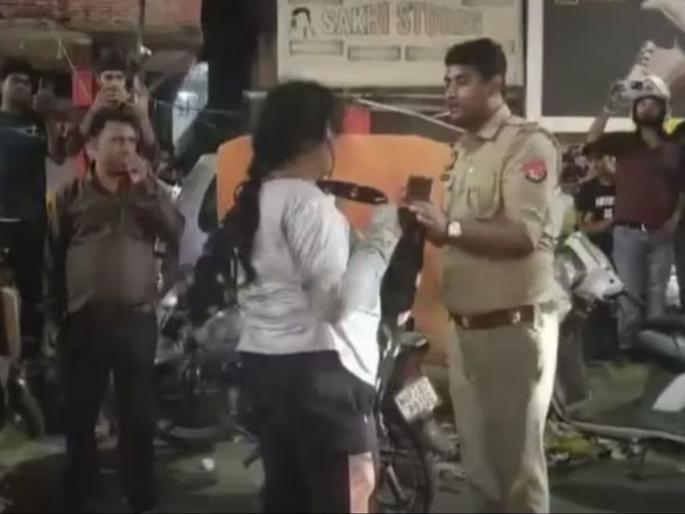 A woman created a ruckus in Bhar Chowk, started leaving clothes on the street, argued with the police. Finally... | भर चौकात महिलेने घातला गोंधळ, रस्त्यावरच उतरवायला लागली कपडे, पोलिसांशी घातला वाद. अखेर...   A woman created a ruckus in Bhar Chowk, started leaving clothes on the street, argued with the police. Finally... | भर चौकात महिलेने घातला गोंधळ, रस्त्यावरच उतरवायला लागली कपडे, पोलिसांशी घातला वाद. अखेर...