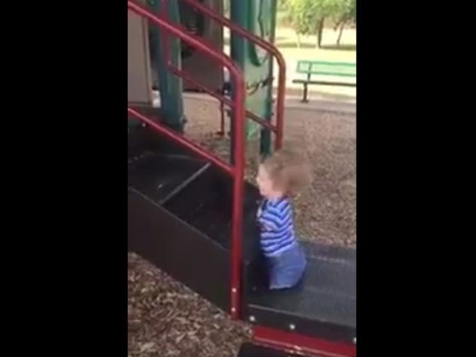 Hello! In the absence of two hands or two feet, the foot-climbing video of the viral viral | सलाम ! दोन हात आणि दोन पाय नसतानाही पाय-या चढणा-या चिमुरड्याचा व्हिडीओ व्हायरल Hello! In the absence of two hands or two feet, the foot-climbing video of the viral viral | सलाम ! दोन हात आणि दोन पाय नसतानाही पाय-या चढणा-या चिमुरड्याचा व्हिडीओ व्हायरल