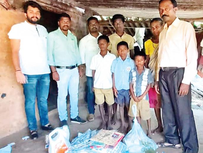 Assistance of youths to a family lost to their parents | पालकांचे छत्र हरपलेल्या कुटुंबाला युवकांची मदत