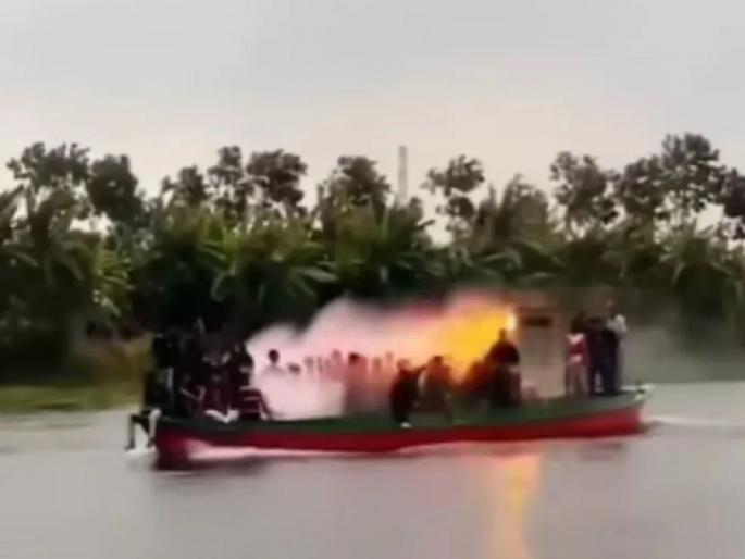 "India is not for beginner", DJ's on boat video viral | "India is not for beginner", चक्क बोटीत DJ च्या गाण्यावर रंगली पार्टी...video व्हायरल "India is not for beginner", DJ's on boat video viral | "India is not for beginner", चक्क बोटीत DJ च्या गाण्यावर रंगली पार्टी...video व्हायरल