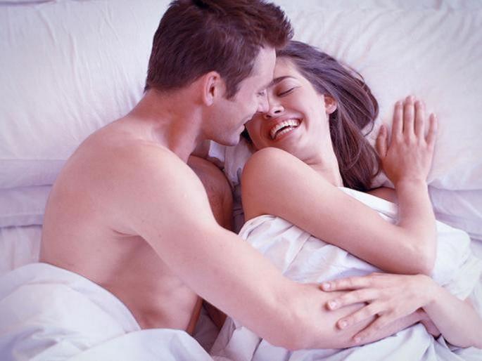Sex Life: For Better sex wear socks during intimacy | लैंगिक जीवन : क्लायमॅक्सपर्यंत पोहोचण्याचा असाही वेगळा उपाय!