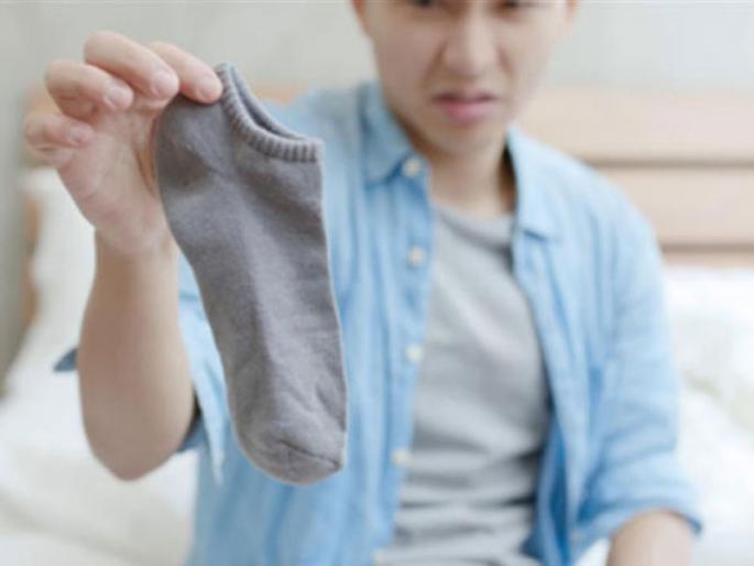 Man who sniffed his own smelly SOCKS every day in hospital with lung infection | 'सॉक्स'ची वास घेण्याची सवय पडली महागात, रुग्णालयात सुरु आहे उपचार!