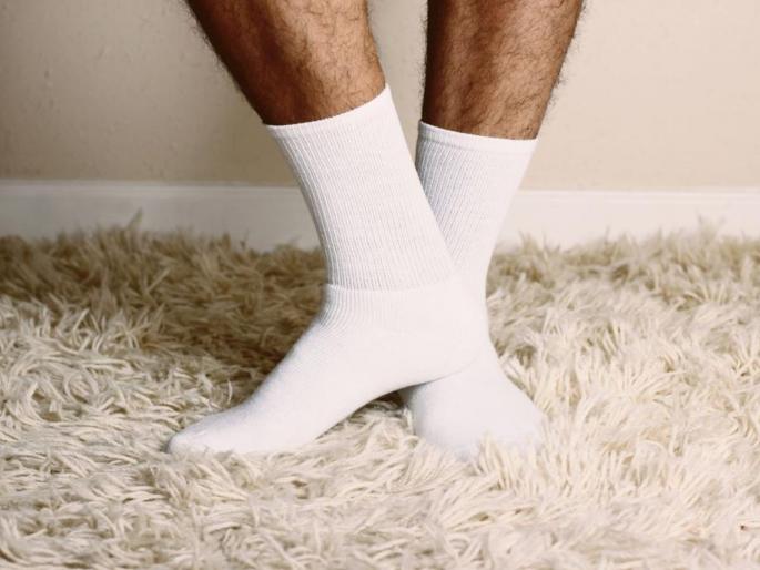 Wearing socks for long hours in summer might cause health related issues | घामाघूम करणाऱ्या उकाड्यात दिवसभर मोजे घालून राहता? होऊ शकतात या समस्या! Wearing socks for long hours in summer might cause health related issues | घामाघूम करणाऱ्या उकाड्यात दिवसभर मोजे घालून राहता? होऊ शकतात या समस्या!