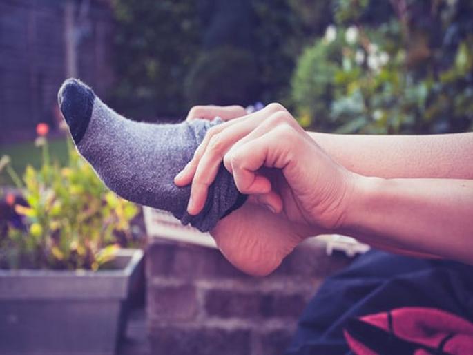 Do you know the side effects of wearing socks all day in summer | उन्हाळ्यात मोजे घालताय; सावधान...होऊ शकतं तुमचं नुकसान Do you know the side effects of wearing socks all day in summer | उन्हाळ्यात मोजे घालताय; सावधान...होऊ शकतं तुमचं नुकसान