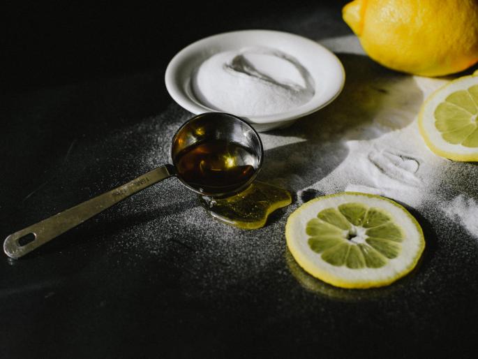 Beauty tips : use of baking soda or sodium bicarbonate for pimples and glowing skin | Home remedy : बेकिंग सोड्याची कमाल, चेहऱ्यावरचे काळे डाग, दुखरे फोडही होतील गायब!