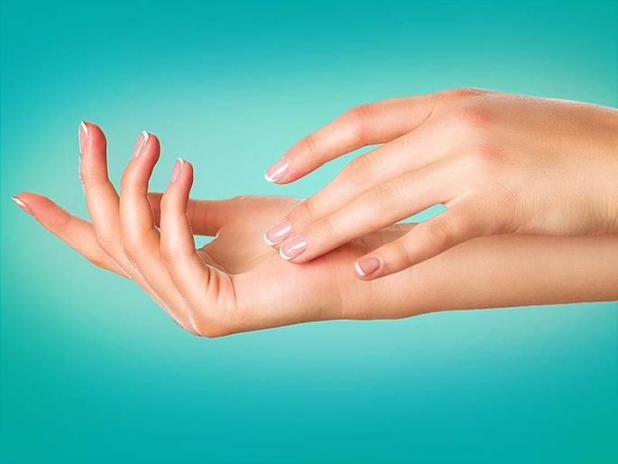 An easy way to soften rough hands | हात फार रखरखीत झालेत ? हे घ्या मऊ मुलायम हातांसाठी सोपे उपाय !