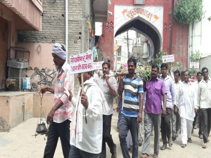The funeral of soybean in Akola district | अकोला जिल्ह्यात सोयाबीनची प्रेतयात्रा The funeral of soybean in Akola district | अकोला जिल्ह्यात सोयाबीनची प्रेतयात्रा