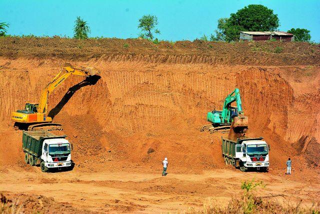 Excavation of the soil of Akola city; The crime against the four | अकोला शहरानजीक मातीचे उत्खनन; चौघांविरुद्ध गुन्हा दाखल