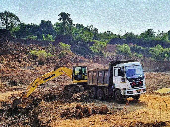 Environmental hazards due to soil Mafia in pen | पेणमध्ये माती माफियांमुळे पर्यावरणास धोका, डोंगर पोखरून उत्खनन Environmental hazards due to soil Mafia in pen | पेणमध्ये माती माफियांमुळे पर्यावरणास धोका, डोंगर पोखरून उत्खनन