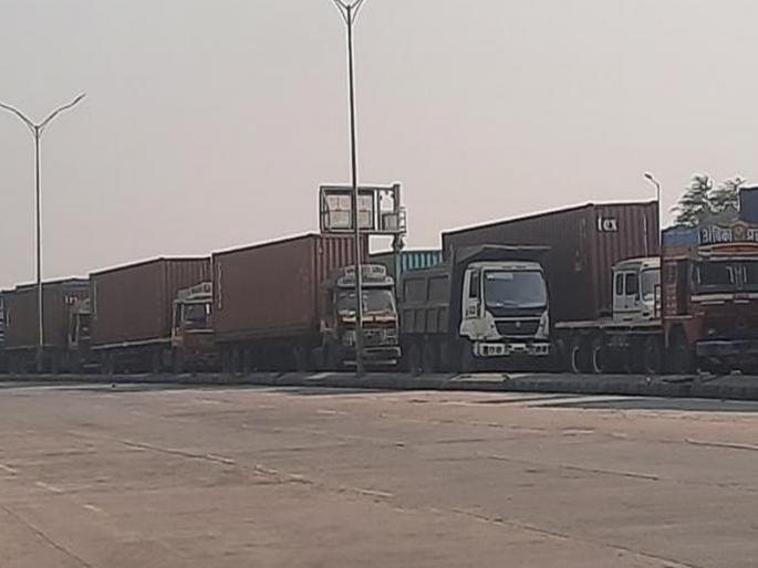 Traffic in the area was blocked for eight hours due to the collapse of the Integragate system at JNPA's private GTI port | जेएनपीएच्या खासगी जीटीआय बंदरातील इंट्रीगेट सिस्टीम कोलमडल्याने परिसरातील आठ तास वाहतूक ठप्प Traffic in the area was blocked for eight hours due to the collapse of the Integragate system at JNPA's private GTI port | जेएनपीएच्या खासगी जीटीआय बंदरातील इंट्रीगेट सिस्टीम कोलमडल्याने परिसरातील आठ तास वाहतूक ठप्प
