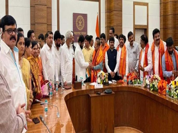 12 former corporators of Shiv Sena Thackeray faction in Nashik joined CM Eknath Shinde's Shiv Sena | ठाकरेंना धक्का! संजय राऊतांची पाठ फिरताच १२ नगरसेवकांचा शिंदे गटात प्रवेश  12 former corporators of Shiv Sena Thackeray faction in Nashik joined CM Eknath Shinde's Shiv Sena | ठाकरेंना धक्का! संजय राऊतांची पाठ फिरताच १२ नगरसेवकांचा शिंदे गटात प्रवेश