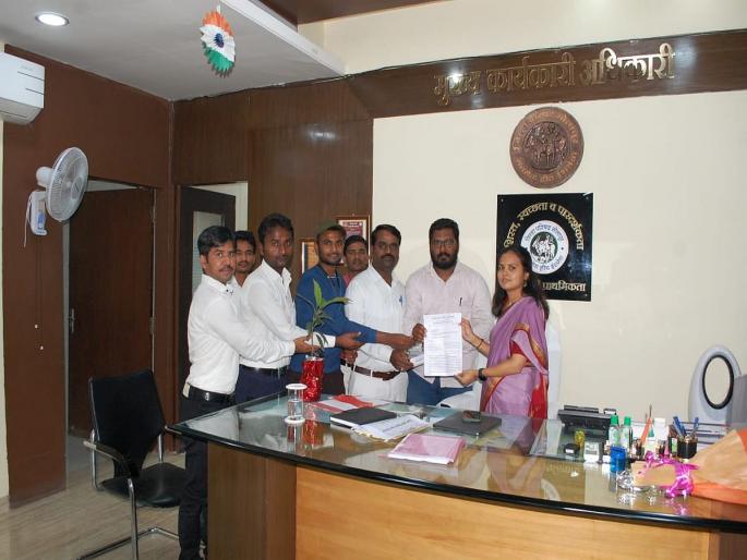 Solapur: Colleges open but Nehru Hostel still closed, ex-students meet CEO | Solapur: महाविद्यालये सुरु मात्र नेहरु हॉस्टेल अद्याप बंदच, आजी-माजी विद्यार्थ्यांनी घेतली सीईओंची भेट Solapur: Colleges open but Nehru Hostel still closed, ex-students meet CEO | Solapur: महाविद्यालये सुरु मात्र नेहरु हॉस्टेल अद्याप बंदच, आजी-माजी विद्यार्थ्यांनी घेतली सीईओंची भेट