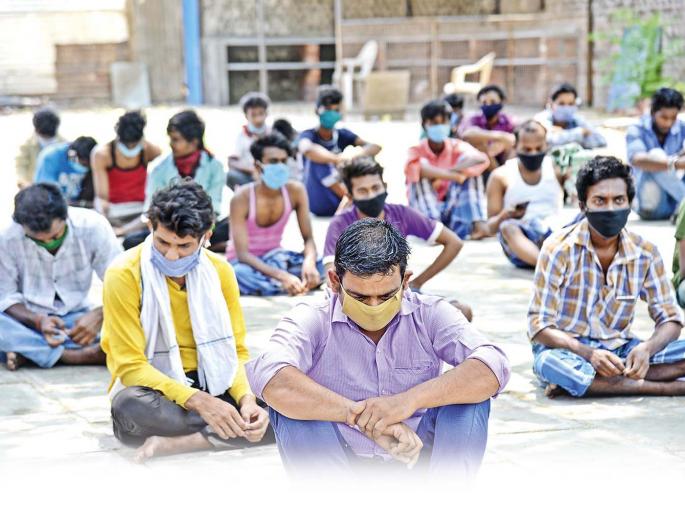 The plight of migrant workers in Solapur Camp who are now unemployed due to Lock-down.. | खाना तो कुत्ते भी खाते हैं..- लॉकडाउनमुळे बेरोजगार झालेल्या स्थलांतरित कामगारांचा आक्रोश