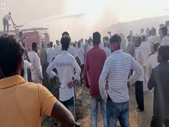 Huge explosion in liquor factory on Pangri-Shirale road in Barshi taluk | अजूनही येतोय फटाक्याचा आवाज; आग विझविण्यासाठी सोलापूर, उस्मानाबाद, लातूरच्या गाड्या Huge explosion in liquor factory on Pangri-Shirale road in Barshi taluk | अजूनही येतोय फटाक्याचा आवाज; आग विझविण्यासाठी सोलापूर, उस्मानाबाद, लातूरच्या गाड्या