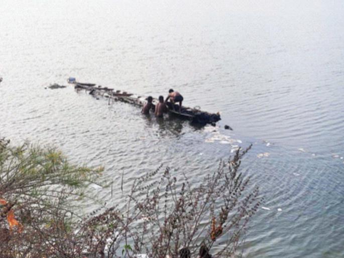 youths Jump into the lake to loot boxes of liquor from truck in tuljapur | दारूसाठी कायपण, कुठेपण! तलावात उलटला ट्रक; बॉक्स लुटण्यासाठी तरुणांच्या उड्या youths Jump into the lake to loot boxes of liquor from truck in tuljapur | दारूसाठी कायपण, कुठेपण! तलावात उलटला ट्रक; बॉक्स लुटण्यासाठी तरुणांच्या उड्या