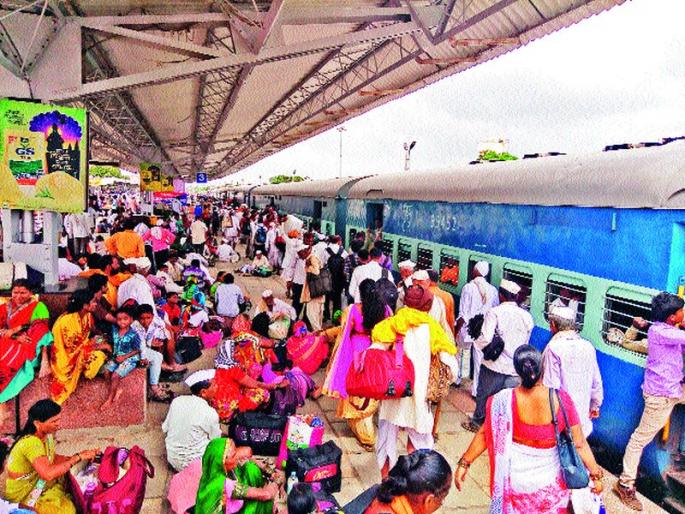 Pandharanatha leaves! On the next day, half of the Pandari is empty | जातो माघारी पंढरीनाथा! दुसऱ्या दिवशी निम्मी पंढरी रिकामी Pandharanatha leaves! On the next day, half of the Pandari is empty | जातो माघारी पंढरीनाथा! दुसऱ्या दिवशी निम्मी पंढरी रिकामी