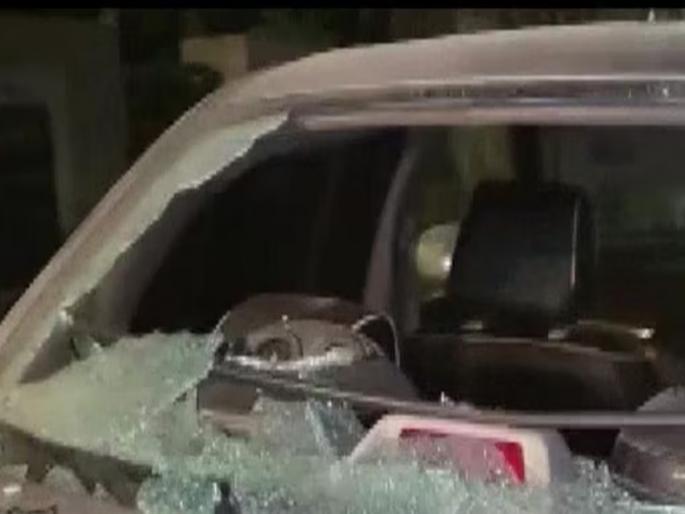 Stone pelting storm in two groups in Shankar Nagar in Akot Fail; Vandalism of three to four cars | अकोट फैलातील शंकर नगरात दोन गटात तुफान दगडफेक; तीन ते चार गाड्यांची तोडफोड Stone pelting storm in two groups in Shankar Nagar in Akot Fail; Vandalism of three to four cars | अकोट फैलातील शंकर नगरात दोन गटात तुफान दगडफेक; तीन ते चार गाड्यांची तोडफोड