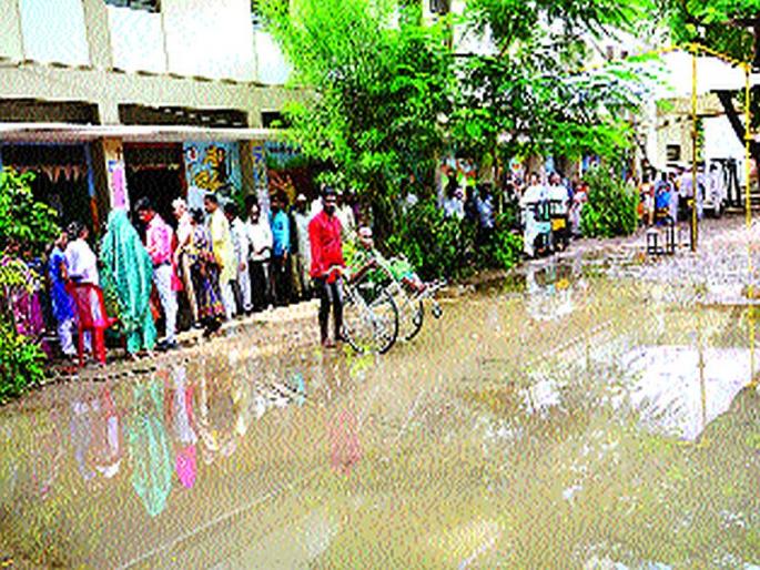 Maharashtra Election 2019: Rain lost in Solapur, ink won! | सोलापुरात पाऊस हरला, शाई जिंकली! Maharashtra Election 2019: Rain lost in Solapur, ink won! | सोलापुरात पाऊस हरला, शाई जिंकली!