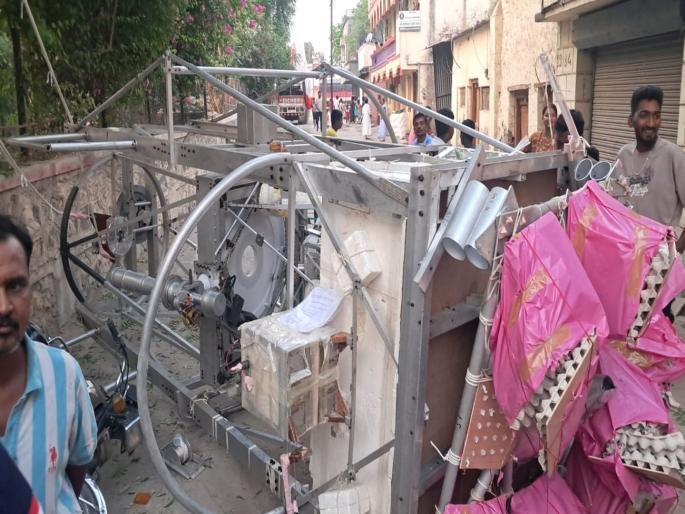 A telescope weighing about one and a half tons, launched from Hyderabad for astronomy studies is crashed in Kharvatwadi Sangola | सांगोल्यात अवकाशातून कोसळलेली ही वस्तू आहे तरी काय?; वाहनांचे नुकसान, मनुष्यहानी नाही A telescope weighing about one and a half tons, launched from Hyderabad for astronomy studies is crashed in Kharvatwadi Sangola | सांगोल्यात अवकाशातून कोसळलेली ही वस्तू आहे तरी काय?; वाहनांचे नुकसान, मनुष्यहानी नाही