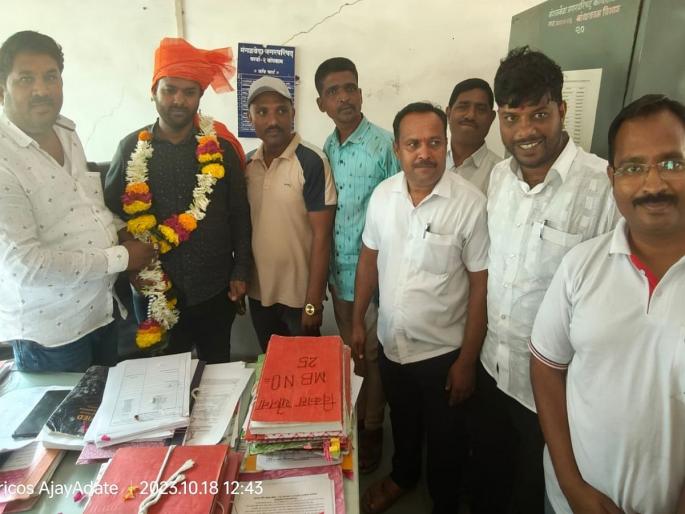 Solapur: Speed limiter not installed despite promise, officer felicitated in Gandhigiri on Tuesday | Solapur: आश्वासनानंतरही गतीरोधक बसवले नाही मंगळवेढ्यात अधिका-याचा गांधीगिरीेत सत्कार Solapur: Speed limiter not installed despite promise, officer felicitated in Gandhigiri on Tuesday | Solapur: आश्वासनानंतरही गतीरोधक बसवले नाही मंगळवेढ्यात अधिका-याचा गांधीगिरीेत सत्कार