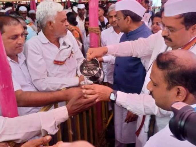 Ashadhi Vari; Engineering students and professors are quenching varkari thirst | आषाढी वारी; वारकऱ्यांची तहान भागवित आहेत इंजिनिअरिंगचे विद्यार्थी अन् प्राध्यापक Ashadhi Vari; Engineering students and professors are quenching varkari thirst | आषाढी वारी; वारकऱ्यांची तहान भागवित आहेत इंजिनिअरिंगचे विद्यार्थी अन् प्राध्यापक