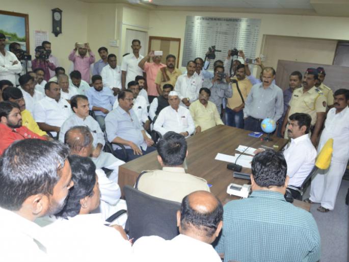 Solidarity problem in Solapur district, farmers' agitation aggressive: factories firm, administration hattal | सोलापूर जिल्ह्यातील ऊसदर प्रश्न चिघळला, शेतकरी संघटना आक्रमक : कारखानदार ठाम, प्रशासन हतबल