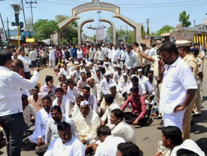 Solidarity agitated in Solapur district, 18 tires of two tractors, farmers' organization angry | सोलापूर जिल्ह्यात ऊसदर आंदोलन पेटले, दोन ट्रॅक्टरचे १८ टायर फोडले, शेतकरी संघटना संतप्त