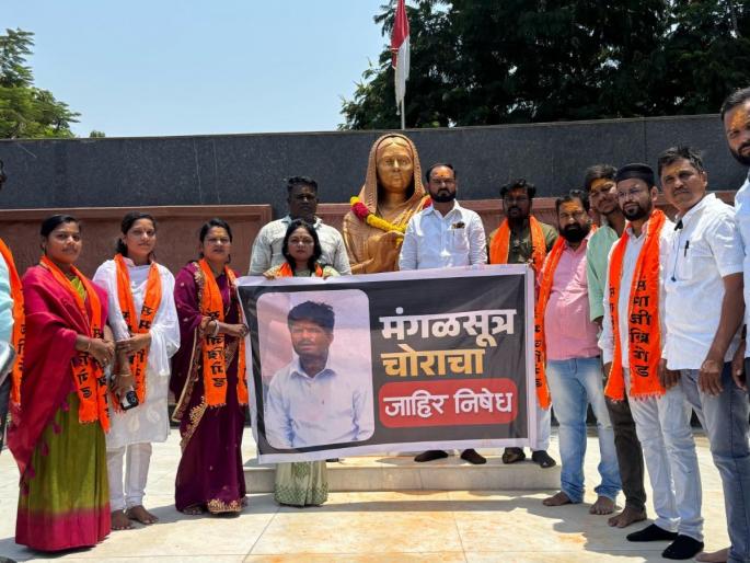 Sambhaji Brigade aggressive in Solapur; Protest against Gopichand Padalkar's speech by showing mangalsutra | सोलापुरात संभाजी ब्रिगेड आक्रमक; गोपीचंद पडळकरांच्या वक्तव्याचा मंगळसूत्र दाखवून केले निषेध आंदोलन Sambhaji Brigade aggressive in Solapur; Protest against Gopichand Padalkar's speech by showing mangalsutra | सोलापुरात संभाजी ब्रिगेड आक्रमक; गोपीचंद पडळकरांच्या वक्तव्याचा मंगळसूत्र दाखवून केले निषेध आंदोलन