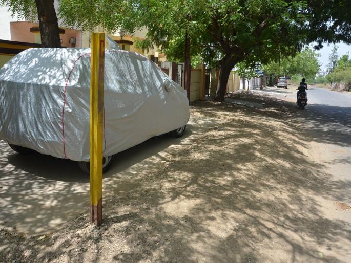 Solapur: Rail also planted pillars in society; Panic among the citizens for fifteen days, CR written on the pillar | Solapur: सोसायटीमध्येही रेल्वेने रोवले खांब; पंधरा दिवसांपासून नागरिकात घबराट, खांबावर लिहिले सीआर Solapur: Rail also planted pillars in society; Panic among the citizens for fifteen days, CR written on the pillar | Solapur: सोसायटीमध्येही रेल्वेने रोवले खांब; पंधरा दिवसांपासून नागरिकात घबराट, खांबावर लिहिले सीआर