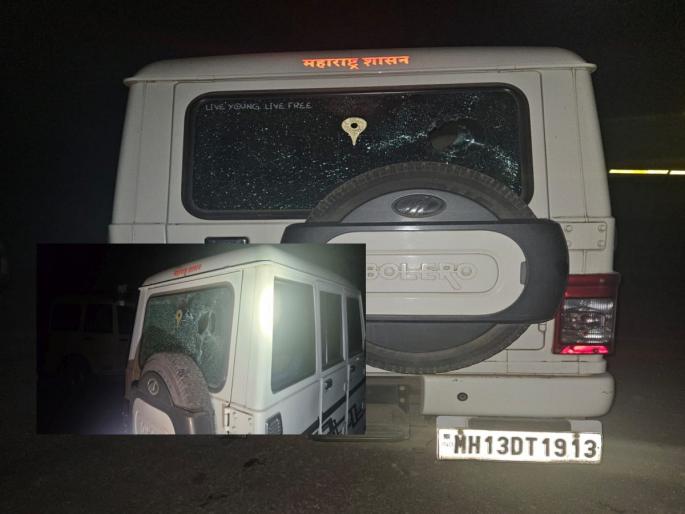 Stone pelted by sand mafia on revenue team in Gursale; Terror was carried out with swords and knives | Solapur: गुरसाळे येथे महसूलच्या पथकावर वाळू माफियांनी केली दगडफेक; तलवारी, कोयते घेऊन माजवली दहशत