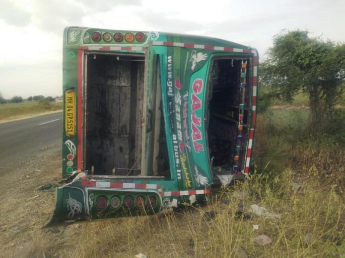 Private bus and truck met with an accident, 4 died in solapur | खासगी बस आणि ट्रकचा भीषण अपघात, 4 जणांचा मृत्यू Private bus and truck met with an accident, 4 died in solapur | खासगी बस आणि ट्रकचा भीषण अपघात, 4 जणांचा मृत्यू