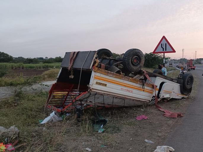 Solapur: Accident of devotees coming for darshan of Vitthala of Pandharpur; One killed and 20 injured | Solapur: पंढरपुरच्या विठ्ठलाच्या दर्शनासाठी येणाऱ्या भाविकांचा अपघात; एकाचा मृत्यू तर २० जण जखमी Solapur: Accident of devotees coming for darshan of Vitthala of Pandharpur; One killed and 20 injured | Solapur: पंढरपुरच्या विठ्ठलाच्या दर्शनासाठी येणाऱ्या भाविकांचा अपघात; एकाचा मृत्यू तर २० जण जखमी