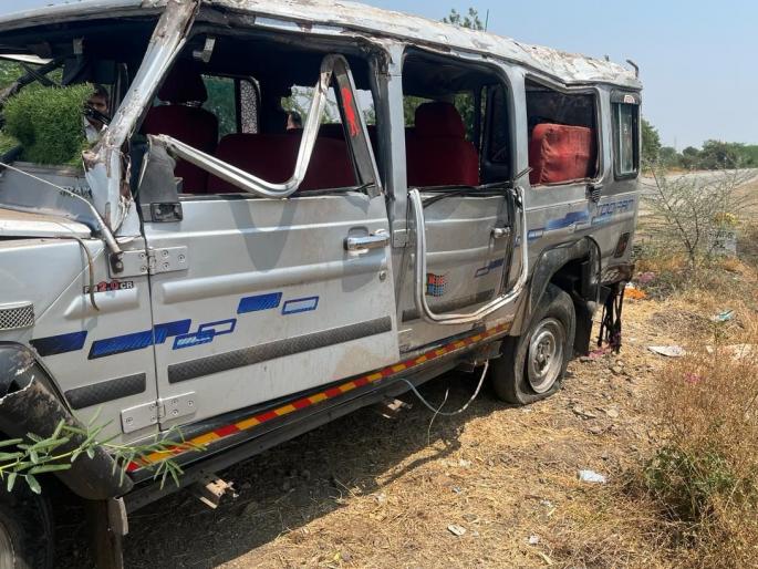 Solapur: Jeep accident due to burst tire near Sangolya; Three women laborers killed, nine injured | Solapur: सांगोल्याजवळ टायर फुटल्याने जीपचा अपघात; तीन महिला मजूर ठार, नऊ जण जखमी Solapur: Jeep accident due to burst tire near Sangolya; Three women laborers killed, nine injured | Solapur: सांगोल्याजवळ टायर फुटल्याने जीपचा अपघात; तीन महिला मजूर ठार, नऊ जण जखमी