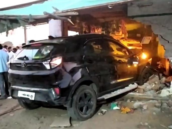 car broke into a grocery store grandmother and grandson died on the spot incidents in sangola taluka | किराणा दुकानात कार घुसली; आजी व नातूचा जागीच मृत्यू; सांगोला तालुक्यातील घटना