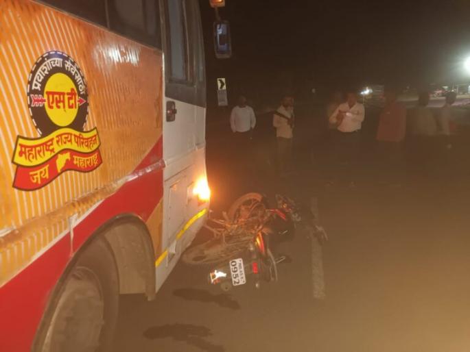 bike rider injured in shivshahi bus accident in solapur | शिवशाही बस अपघातात दुचाकीस्वार जखमी bike rider injured in shivshahi bus accident in solapur | शिवशाही बस अपघातात दुचाकीस्वार जखमी