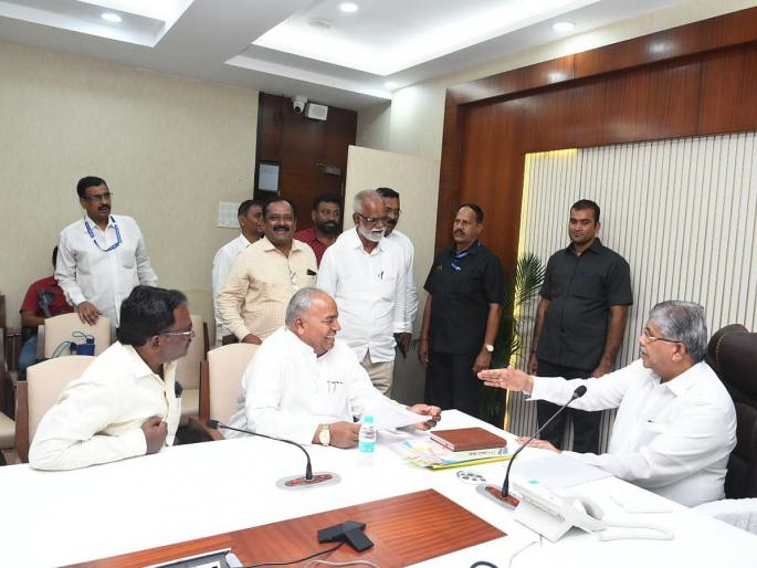 Women weavers will get Rs 15,000 festival allowance, textile minister's decision, informed by Adam Master | Solapur: महिला विणकारांना मिळणार पंधरा हजार रुपये उत्सव भत्ता, वस्त्रोद्योग मंत्र्यांचा निर्णय, आडम मास्तरांनी दिली माहिती  Women weavers will get Rs 15,000 festival allowance, textile minister's decision, informed by Adam Master | Solapur: महिला विणकारांना मिळणार पंधरा हजार रुपये उत्सव भत्ता, वस्त्रोद्योग मंत्र्यांचा निर्णय, आडम मास्तरांनी दिली माहिती