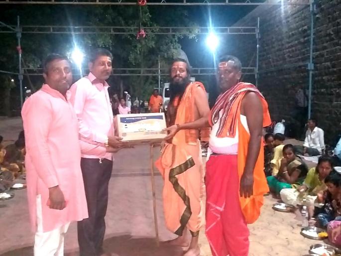 free medicines in the hands of devotees on a six hundred km arduous padayatra in andhra | आंध्रतील सहाशे किलोमीटर खडतर पदयात्रेतील भक्तांच्या हाती मोफत औषधं free medicines in the hands of devotees on a six hundred km arduous padayatra in andhra | आंध्रतील सहाशे किलोमीटर खडतर पदयात्रेतील भक्तांच्या हाती मोफत औषधं