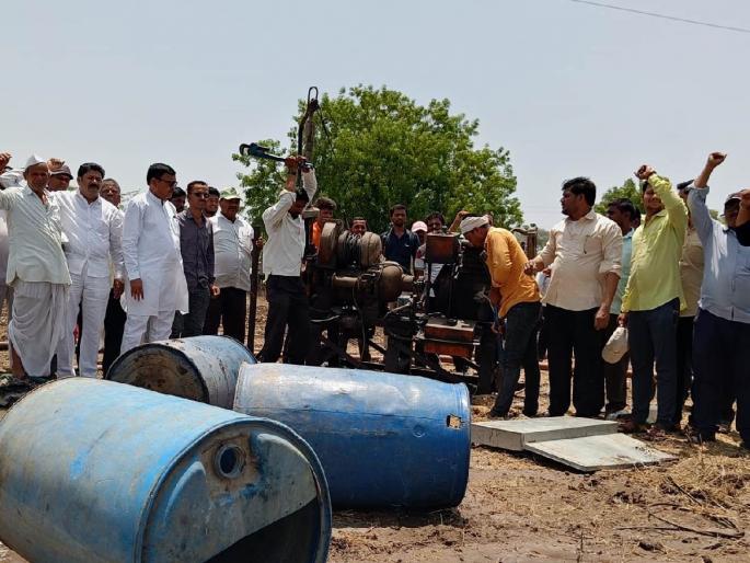Angry farmers in Akkalkot blocked the Chennai-Surat greenfield highway | अक्कलकोटमधील संतप्त शेतकऱ्यांनी चेन्नई - सुरत ग्रीनफिल्ड हायवेचे काम बंद पाडले