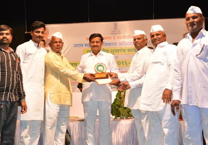 Subhash Deshmukh asked, 'What should I speak on?' The voice shouted, 'Debt!' | सुभाष देशमुखांनी विचारले, ‘कशावर बोलू ?’  समोरुन आवाज घुमला, ‘कर्जमाफीवर बोला !’